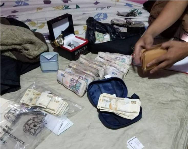 El dinero decomisado durante el allanamiento a la vivienda del empresario en Santa Rosa de Copán.
