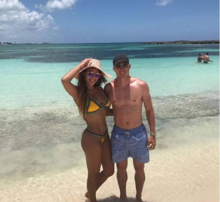 Bryan Oviedo y su bella mujer Angie Alfaro.