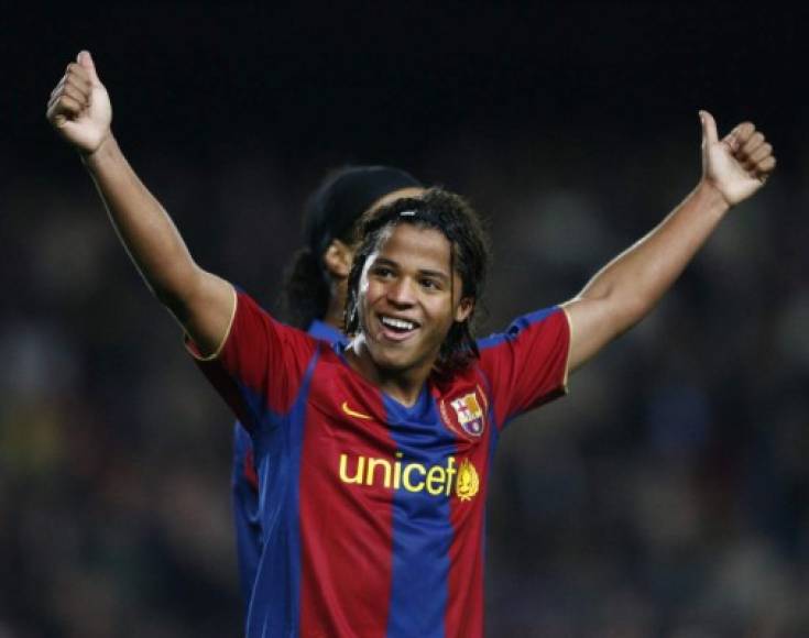 Giovani Dos Santos - El futbolista mexicano triunfo a temprana edad, pero fue quedando en el olvido. Estuvo en el FC Barcelona y jugó al lado de Messi y otras grandes estrellas, sin embargo no pudo consolidarse. Se fue al Tottenham y luego pasó por equipos como Ipswich Town FC, Galatasaray, Racing de Santander, Mallorca, Villarreal hasta dar el salto a la MLS con LA Galaxy y hoy en día viste la camiseta del América de su país.