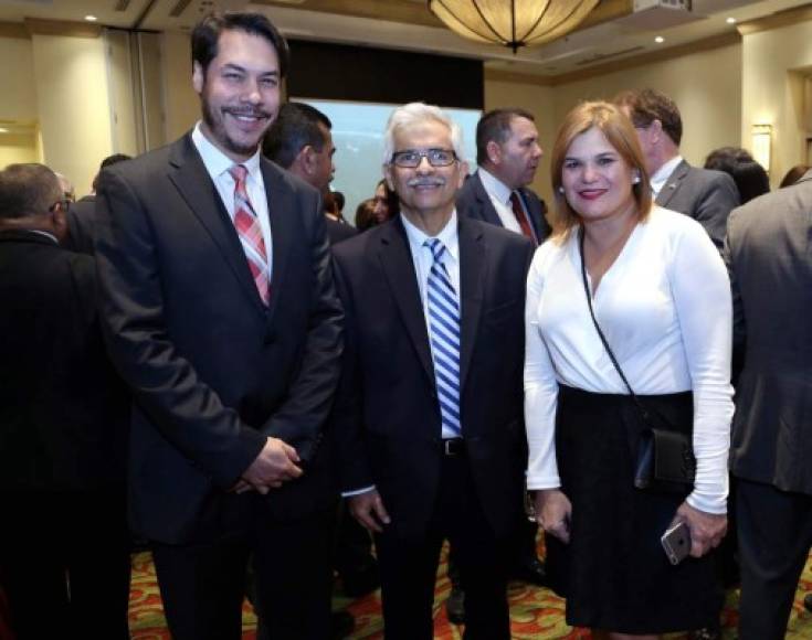 Jesús Mejía, Mario Dehesa y Aline Flores.