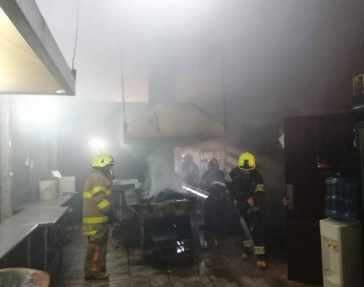 También en San Pedro Sula se registró un leve incendio en un restaurante ubicado en la 8 calle y 18 avenida del barrio Río de Piedras. Según la recolección de datos de los bomberos, en la cocina del restaurante se incendió la parte superior del extractor.