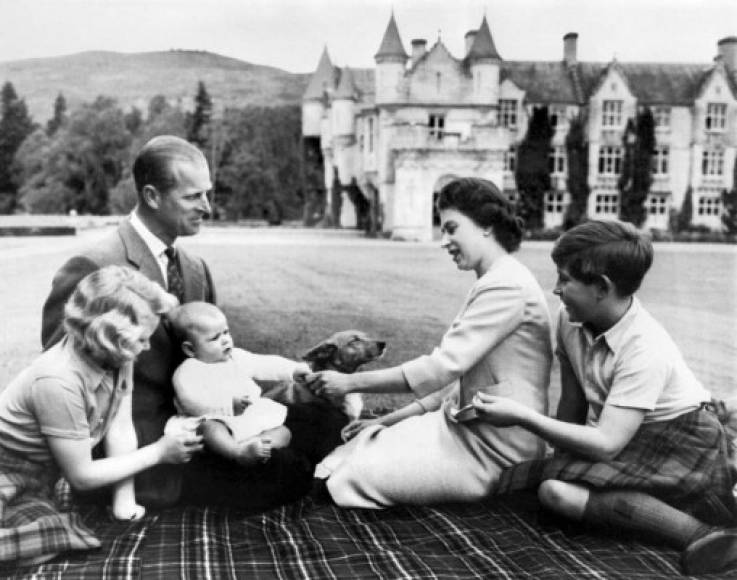 La Reina Isabel II de Gran Bretaña, el Príncipe Felipe de Gran Bretaña, Duque de Edimburgo y sus tres hijos, el Príncipe Carlos, la Princesa Ana y el Príncipe Andrew posan en los terrenos del castillo de Balmoral, cerca del pueblo de Crathie en Aberdeenshire, el 9 de septiembre de 1960.