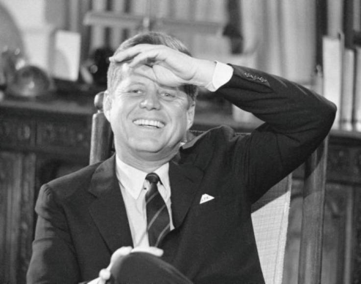 4. John F. Kennedy (35º presidente), fue asesinado en Dallas (Texas) el 22 de noviembre de 1963. Kennedy fue mortalmente herido por disparos mientras circulaba en el auto presidencial en la Plaza Dealey. Fue el cuarto presidente de EUA asesinado.