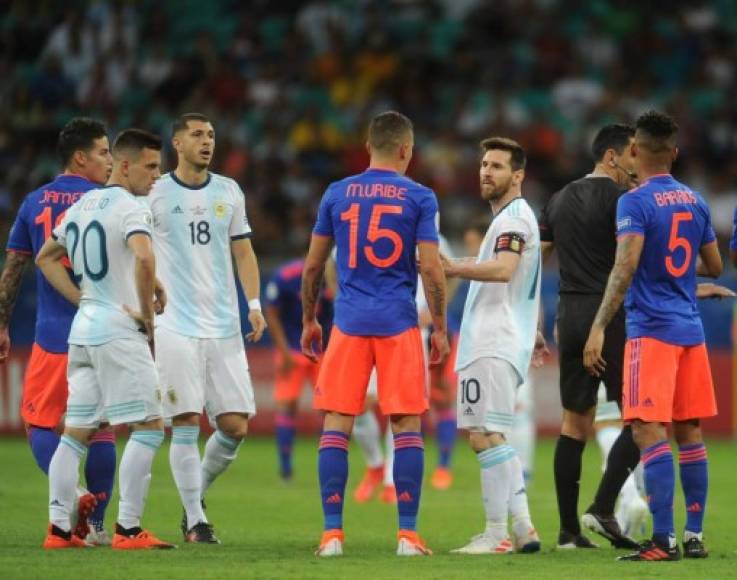 En los primeros minutos del partido, los jugadores de Colombia se enojaron con Lionel Messi. 'La Pulga' siguió la jugada cuando Luis Muriel estaba en el suelo tras lesionarse y la acción casi termina en gol. Los cafeteros le recriminaron al argentino no tener Fair Play.