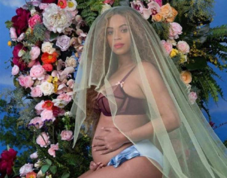 La imagen más aplaudida fue de Beyoncé, quien aparece posando embarazada en ropa interior con un velo sobre su cabeza, una instantánea que le valió más de 11 millones de 'me gusta'.<br/>