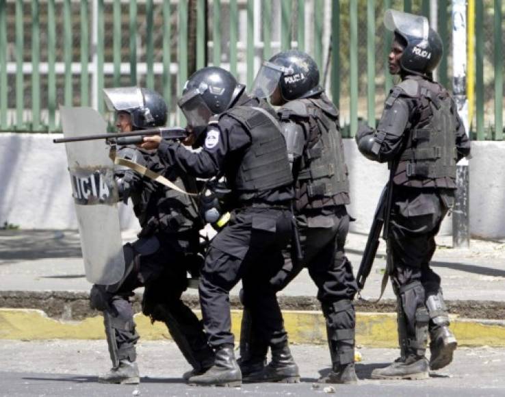 Policemen in riot gear prepare to fire rubber bullets to engineering students who took to the streets to protest the government's reforms in the Institute of Social Security (INSS) in Managua on April 19, 2018. / AFP PHOTO / Inti Ocon