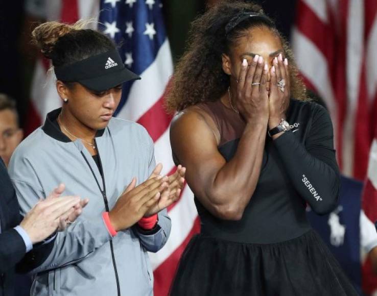 La Japonea Naomi Osaka fue la ganadora del US OPEN y Serena Williams no podía contener su tristeza en los actos de premiación.