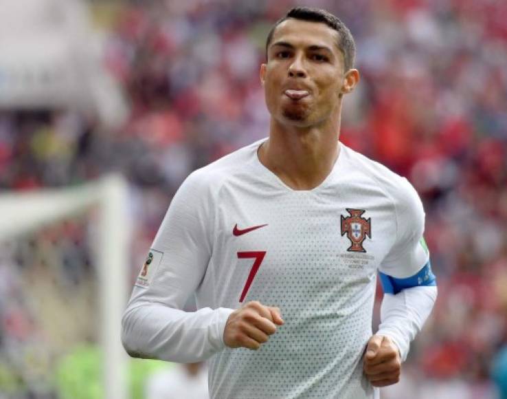 Tras varios gritos de Messi, Cristiano Ronaldo le sacó la lengua con una medio sonrisa a los aficionados de Marruecos.