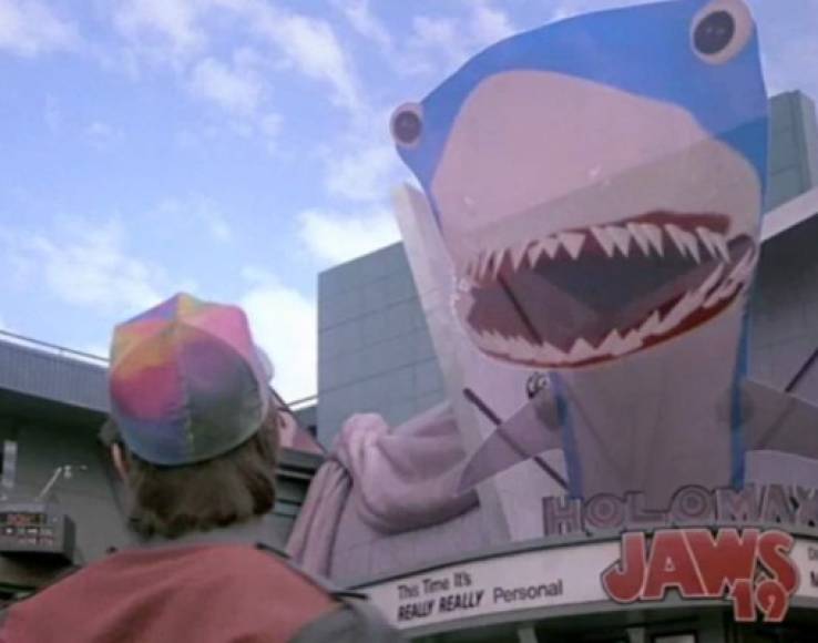 Los hologramas de las películas. Universal Pictures lanzó un trailer paródico de la película 'Tiburón 19': en 'Volver al futuro', hay una escena donde una sala de cine presenta esta supuesta versión de la saga.