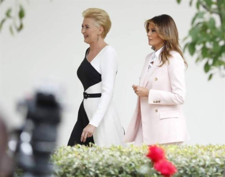 El conservador look de la primera dama estadounidense captó la atención de los expertos en moda que aplaudieron sus sofisticados y elegantes atuendos durante la visita de los Trump a Reino Unido.