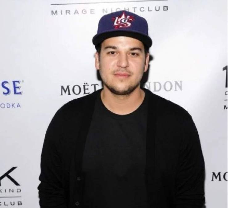 8. Rob Kardashian - $10 millones de dólares<br/><br/>Es el único varón del clan Kardashian, aunque es el menos famoso, ha obtenido su fortuna por su participación en el programa de la familia Kardashian - Jenner y el spin-off ‘Rob & Chyna’; además creó su propia marca de calcetines ‘Arthur George Socks’.