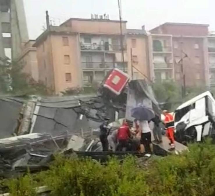 Según los bomberos, el puente llamado Morandi se hundió en torno al mediodía (10H00 GMT). 'Los equipos de bomberos participan masivamente, los equipos de rescate y con perros están movilizados', anunciaron en Twitter.