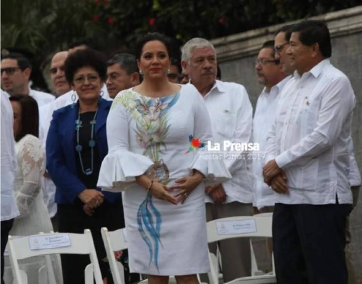 El llamativo vestido de la primera dama de Honduras, Ana García de Hernández, causó impacto este 15 de septiembre de 2019.