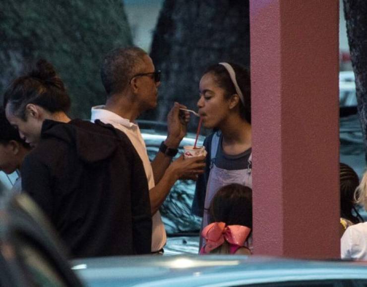 OBAMA. La niña de papá. El presidente Barack Obama comparte su helado con su hija mayor, Malia, durante sus vacaciones en Hawái. Foto: AFP/NICHOLAS KAMM
