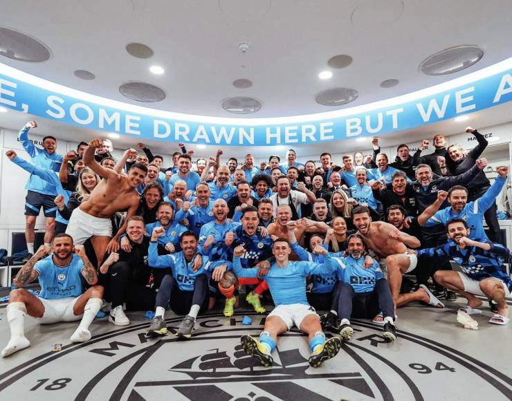 La celebración de los jugadores y cuerpo técnico del Manchester City en el vestuario en el Etihad Stadium.