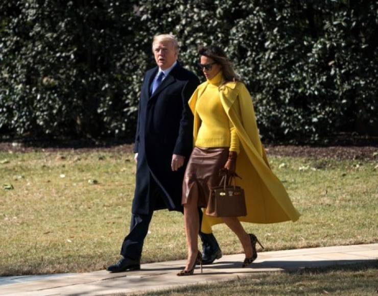 Melania utilizó un dramático abrigo para su primer evento oficial desde su presentación en el Congreso para el primer discurso de la Unión del mandatario estadounidense.