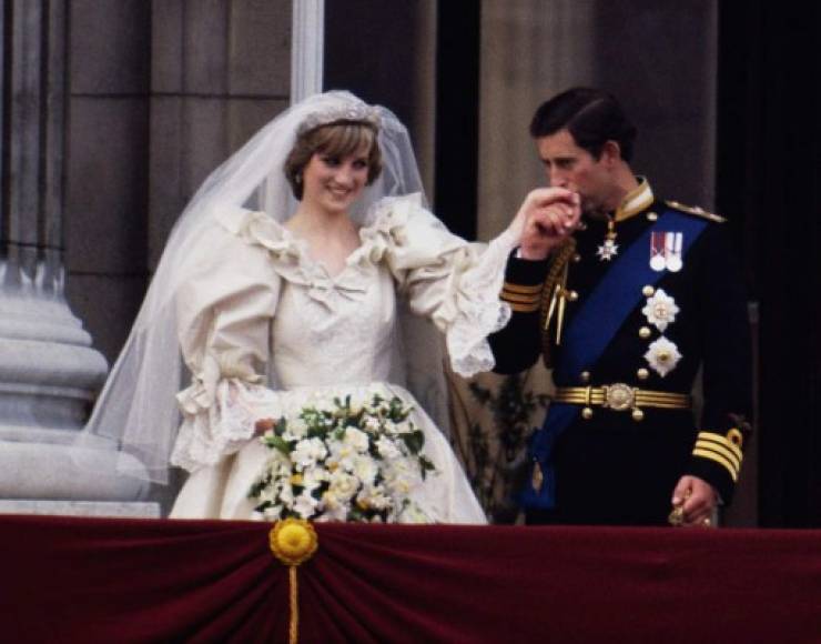 ¡QUE SUENEN LAS CAMPANAS!<br/>El 29 de julio de 1981, 3 mil 500 invitados fueron testigos de la unión real entre Carlos y Diana, que se llevó a cabo en Catedral de San Pablo; la pareja no eligió la Abadía de Westminster, lugar de muchas alianzas reales, porque la Catedral tenía más espacio y podían hacer una procesión por todo Londres.<br/>