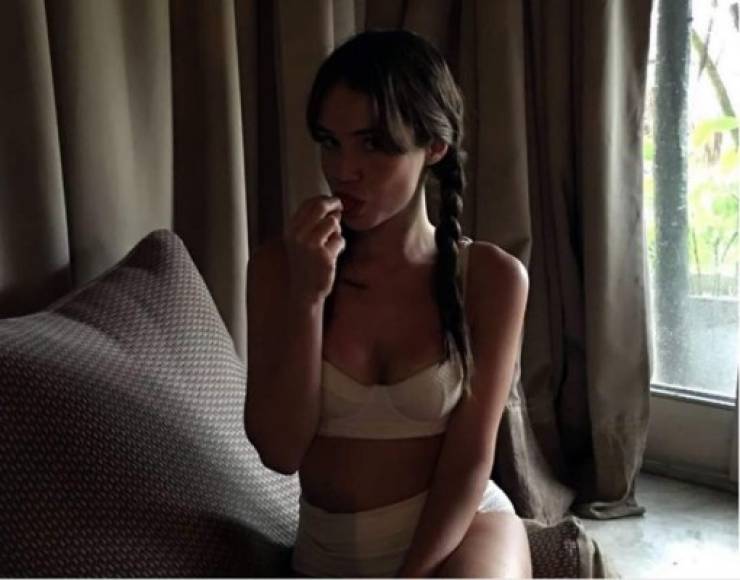 Camila, además de actriz, es cantante y modelo. Es hija de la escritora y periodista Ernestina Sodi y sobrina de la famosa cantante Thalía.