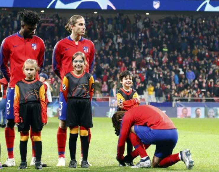 Bonito detalle de Griezmann con un pequeño. El jugador francés le ata los cordones al niño que lo acompañaba antes del inicio del partido. Foto http://www.atleticodemadrid.com