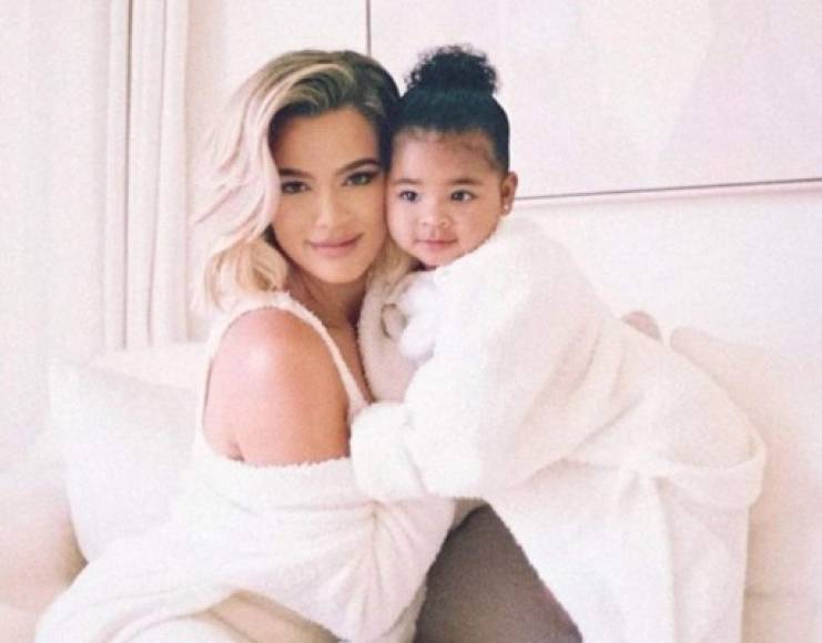9- La pequeña True Thompson, hija de Khloé Kardashian y Tristan Thompson, de solo dos años, cuenta con un fideicomiso de aproximadamente $10 millones