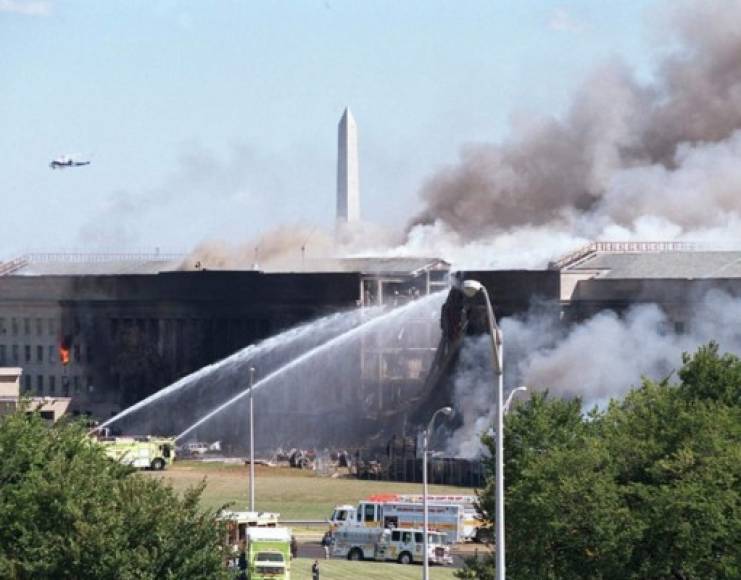 Pero el ataque aún no había terminado. A las 9:39 el vuelo 77 de American Airlines se estrelló contra el Pentágono con 64 pasajeros a bordo.