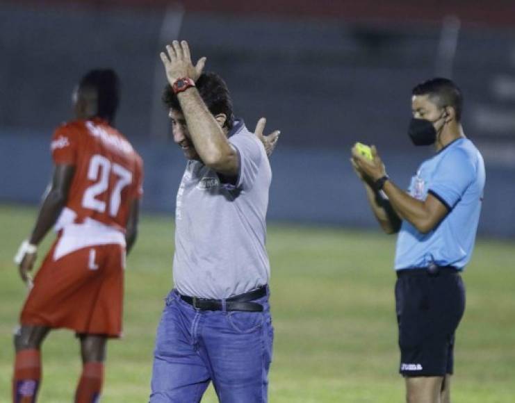 El entrenador argentino le reclamó a los árbitros por la expulsión del delantero.
