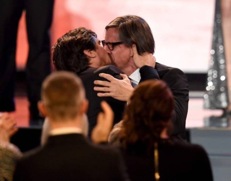 Christian Bale besa al escritor de 'The Big Short' Charles Randolph.