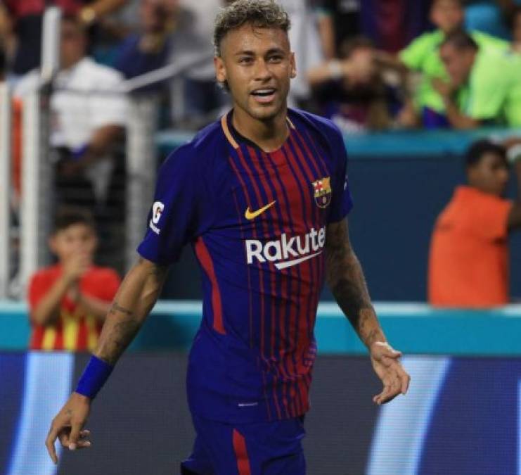 Neymar ya se encuentra en Barcelona para definir su futuro, medios franceses aseguran que el PSG pidió los permisos al ayuntamiento de París para la presentación del brasileño frente a la Torre Eiffel.