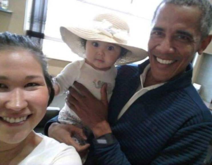 Un detalle ha despertado la polémica sobre la situación de la ex pareja presidencial de Estados Unidos. Barack Obama posó para una selfie junto a una madre y su pequeña hija en un aeropuerto en Alaska pero un detalle a saltado a los ojos de todos. Al parecer el ex presidente no lleva su anillo de casado y algunos creen que es la señal que él y Michelle ya no están juntos.<br/><br/><br/>