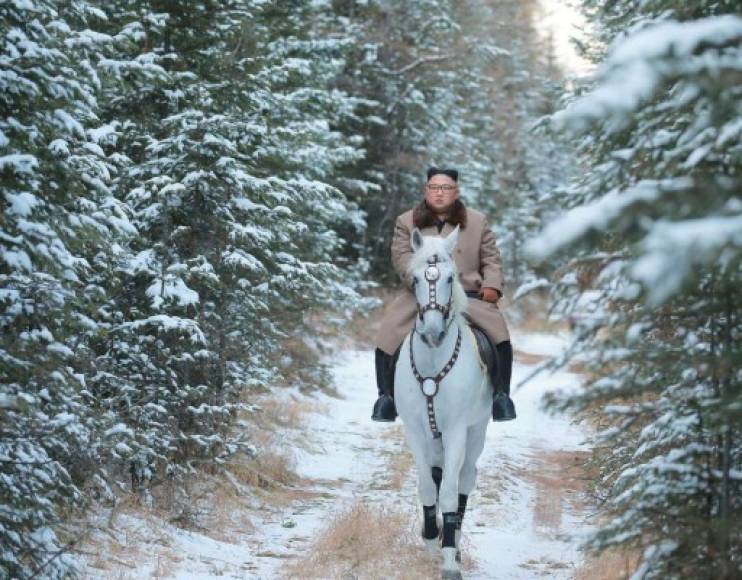 Las fotos muestran a Kim Jong Un paseando en un caballo blanco entre la nieve del monte Paektu, la montaña sagrada para el país, situada en la frontera con China, dispararon los rumores sobre un anuncio político importante en las próximas horas.