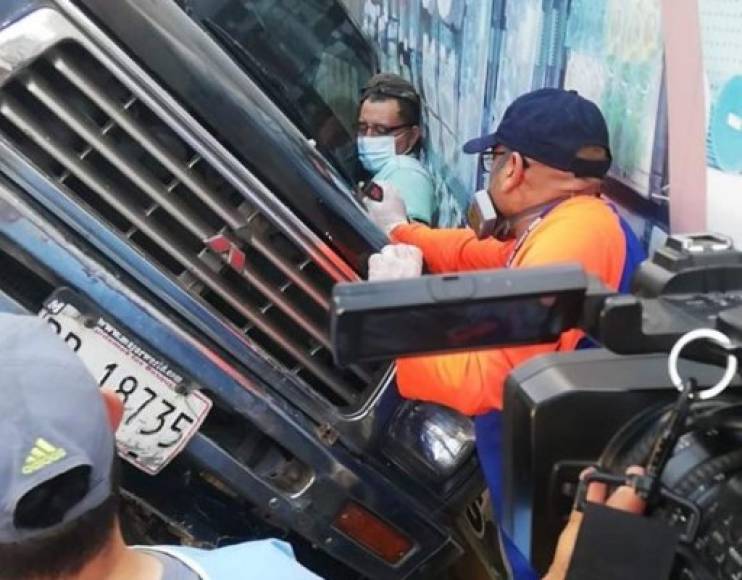 El dueño del vehículo, tras acelerar el motor y percatarse de lo que provocó, se dio a la fuga. Se conoció que la comuna sampedrana denunciará al propietario del automotor.