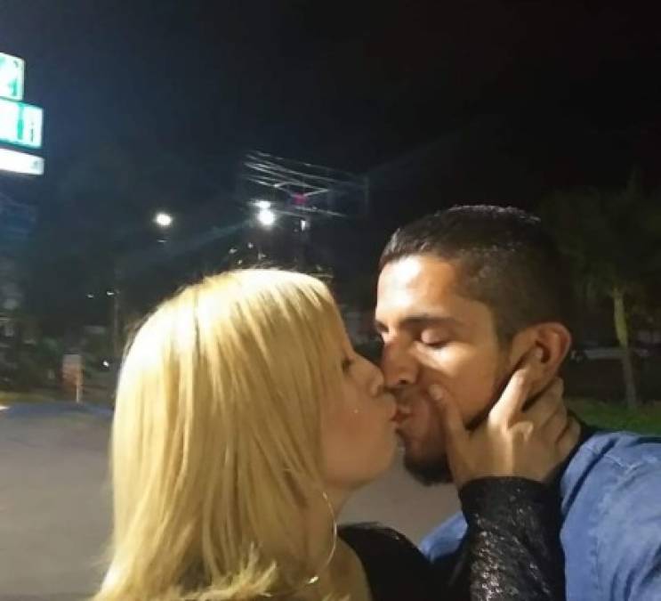 Un apasionado beso y una cena romántica confirmaron los rumores de romance en la presentadora hondureña y futbolista del Real de Minas.