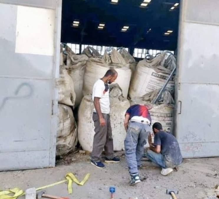 Otra imagen muestra a unos empleados en el mismo almacén donde pueden observarse las bolsas con el nitrato de amonio que se encontraban en ese lugar.