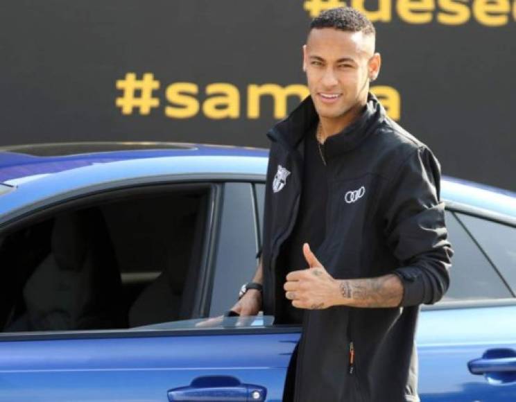 Neymar con su espectacular auto en color azul.