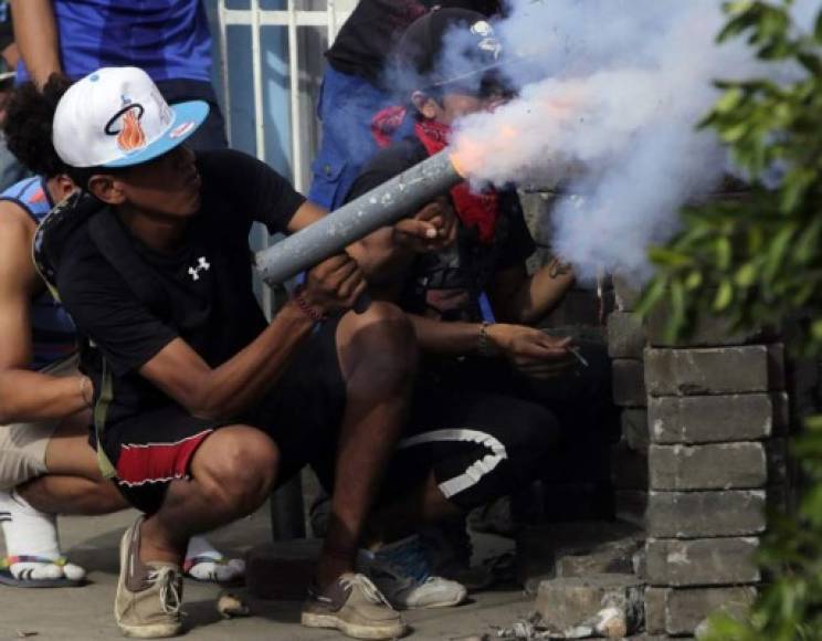 Horas antes, en Las Maderas, que está a unos 50 kilómetros al norte de Managua, la Policía Nacional y las fuerzas 'parapoliciales' atacaron a campesinos que mantenían bloqueada la carretera en protesta contra Ortega.