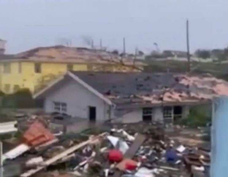 Imágenes divulgadas en redes sociales mostraban casas bajo el agua, techos y árboles arrancados y escombros en las carreteras que aún no habían sido alcanzadas por las fuertes marejadas en las islas Ábaco.