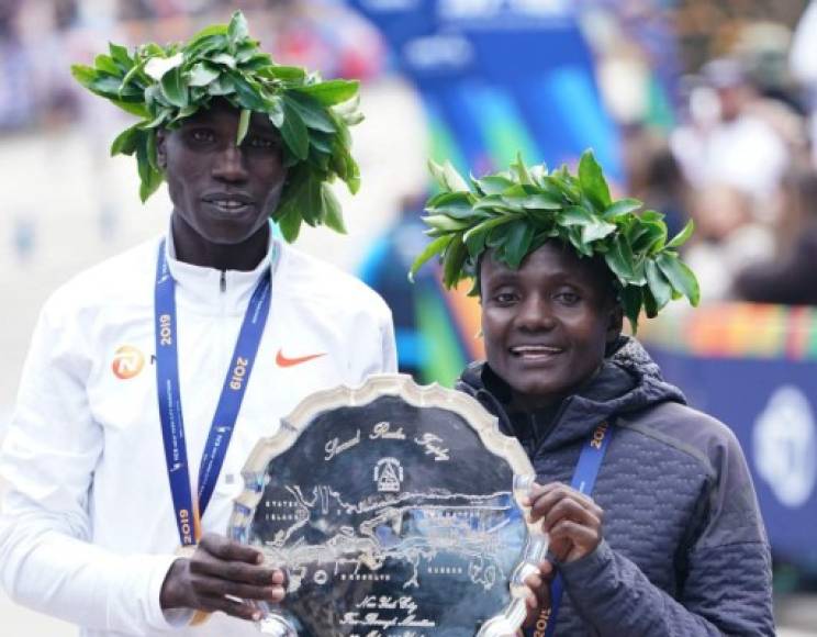Geoffrey Kamworor (izquierda) y Joyciline Jepkosgei (derecha) de Kenia fueron los ganadores de la Maratón de Nueva York que se realizó el domingo en Estados Unidos.