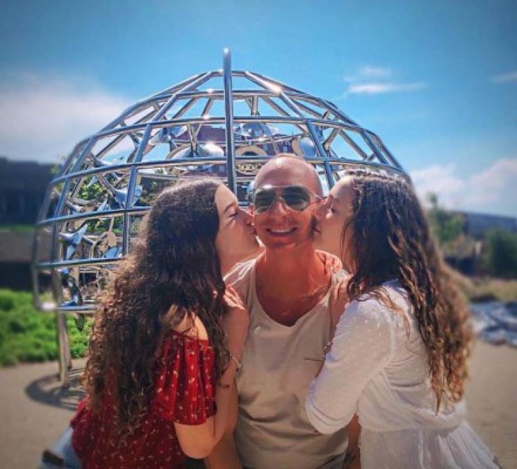 Erick Rubin<br/><br/>El cantante mexicano fue celebrado por su esposa, Andrea Legarreta, quien le dedicó unas tiernas palabras en Instagram: 'Aquí una pequeñísima muestra del Pá que les tocó a mis amores... Gracias por ser el mejor papá para Mía y Nina!! Gracias por luchar día a día por ser el mejor ejemplo de amor para ellas!! Gracias por ser su compañero de juegos!! Su amigo y su gran amor!! Te amamos papi!!! Feliz día del padre!! Gracias por tantos instantes maravillosos!!'