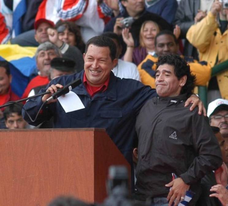 Maradona, que alguna vez declaró que 'si no hubiera sido futbolista, hubiera sido un revolucionario', fue también partidario del fallecido presidente de Venezuela Hugo Chávez. 'Creo en Chávez. Soy Chavista. Todo lo que hace Fidel, todo lo que hace Chávez, para mí es lo mejor', afirmó.