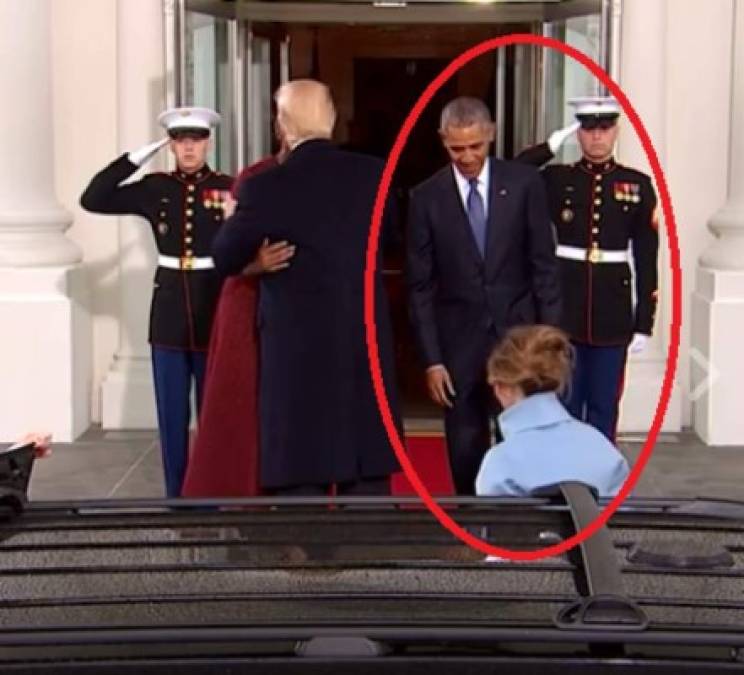 Sola y visiblemente apenada, Melania Trump tuvo que caminar hacia él y los Obama radiante en un traje azul y unas zapatillas hermosas, en mano, el regalo que posteriormente dio a Michelle y que al parecer es joyería o un diario de la marca Tiffany.
