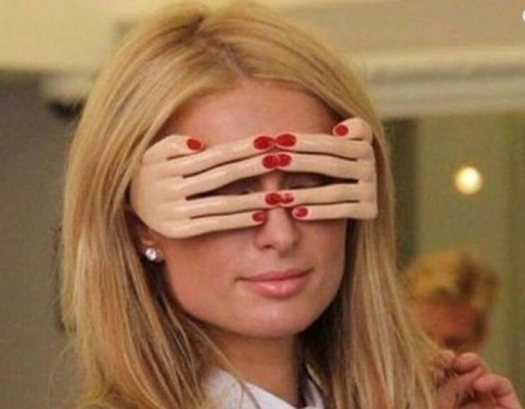 Paris Hilton: 'Me trying to peek at the solar eclipse without 'special' glasses🙈'<br/>(Yo tratando de mirar el eclipse solar sin gafas 'especiales'.<br/>