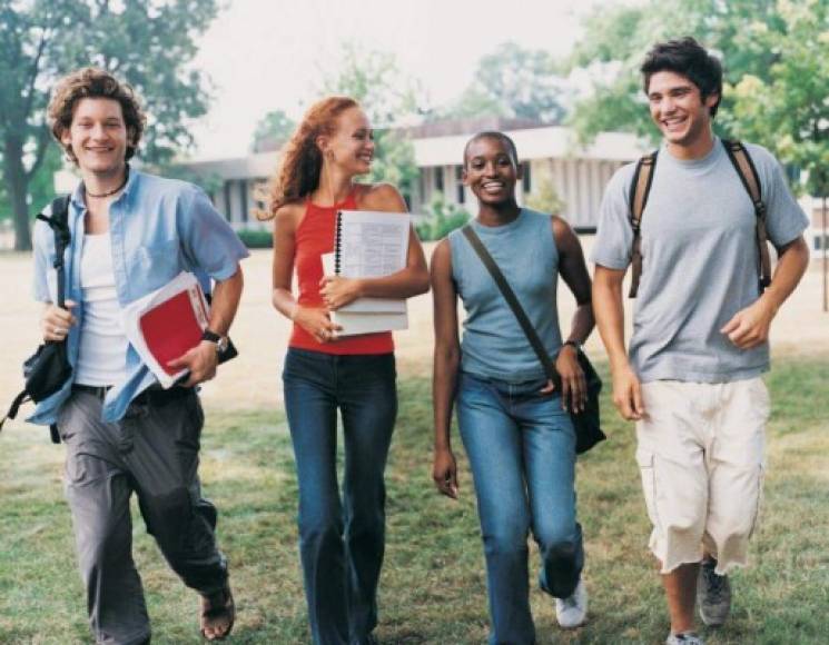 Facebook inició como una plataforma para mantener comunicados a estudiantes en varias universidades de Estados Unidos