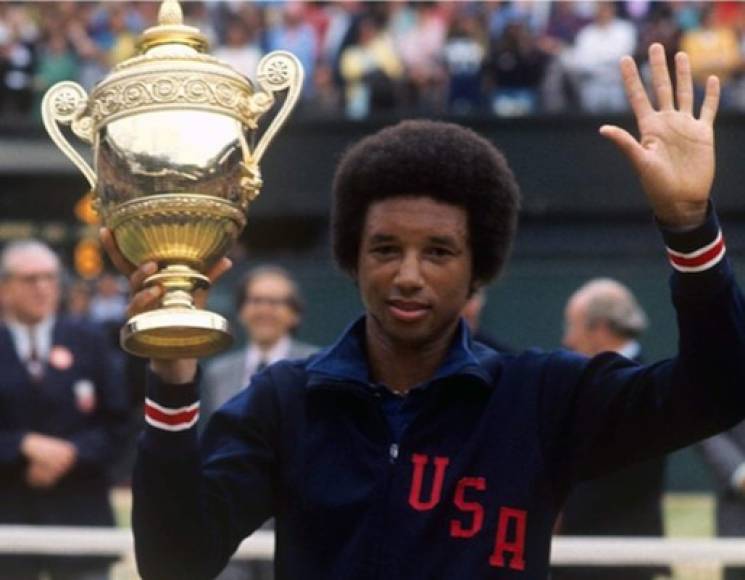 Arthur Ashe, este jugador de tenis afroamericano descubrió que tenía VIH-SIDA en 1988, él adquirió el mortal virus durante las transfusiones de sangre que se llevaron a cabo en una de sus operaciones de corazón.