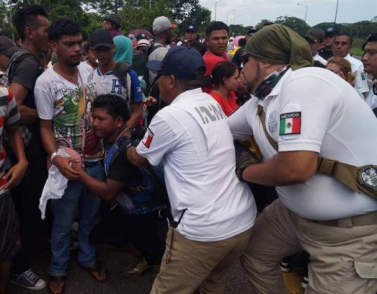 Las autoridades detuvieron por la fuerza a varios migrantes, mientras un buen grupo logró escapar, indicaron medios locales.