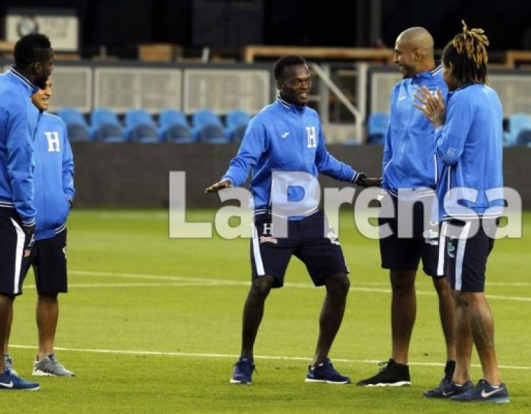 Félix Crisanto disfrutando y bailando en la cancha.