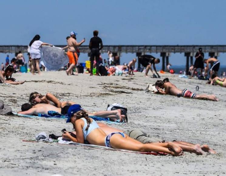 Pese a que la pandemia de coronavirus ya deja más de 50,000 muertos en Estados Unidos, miles de personas desafiaron las medidas de confinamiento este fin de semana para abarrotar las playas de Huntington Beach y Newport Beach en California.