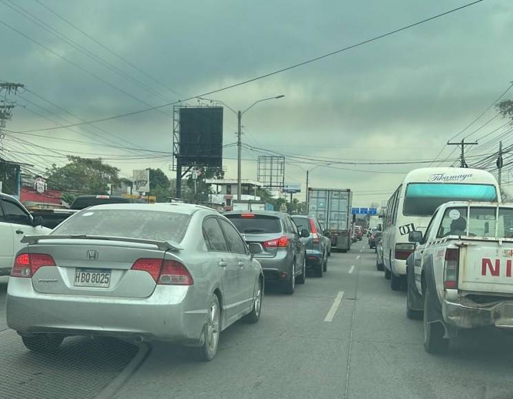 Conductores que transitan por la zona han reportado largas filas de vehículos en la salida al norte de San Pedro Sula. 