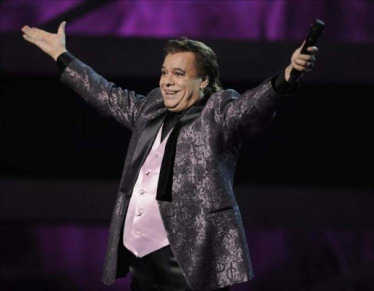 De acuerdo con el periodista el cantante murió de un infarto tras su presentación en Los Ángeles.