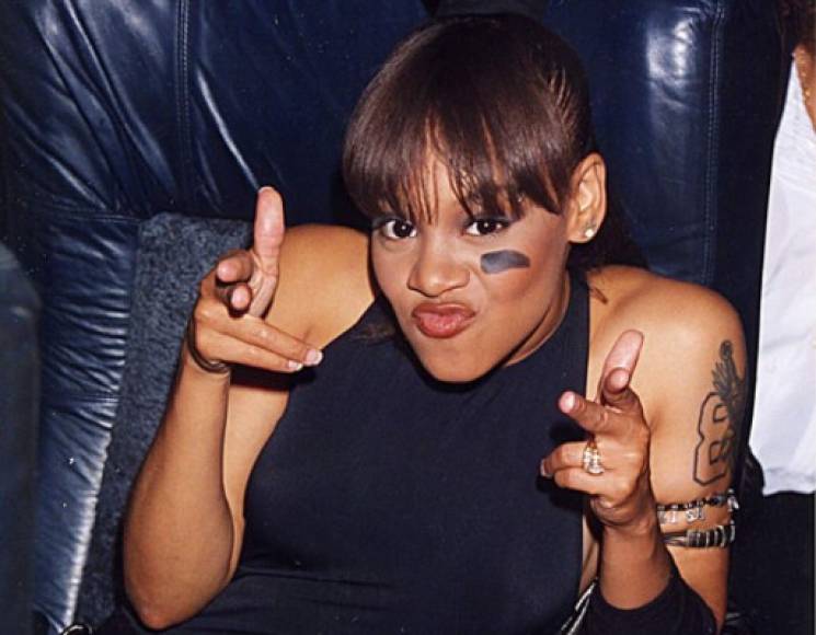 Lisa Lopes nació el 27 de mayo de 1971-2020 en Filadelfia, Estados Unidos, su apodo 'Left eye' proviene de sus primeros años con TLC, ya que en sus actuaciones solía usar un parche en su ojo izquierdo.