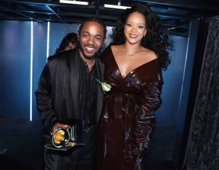 Rihanna eligió saltar el desfile por la alfombra roja, sin embargo, debutó con su muy extraño conjunto de látex durante la ceremonia de premiación cuando ella y Kendrick Lamar se llevaron a casa el primer premio por Mejor interpretación de Rap.<br/><br/>